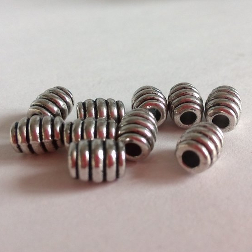 Lot 10 petites perles cylindriques en métal vieilli