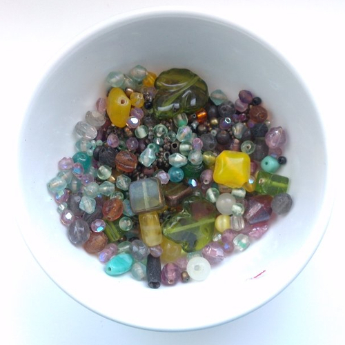 Lot de perles en verre de différentes formes