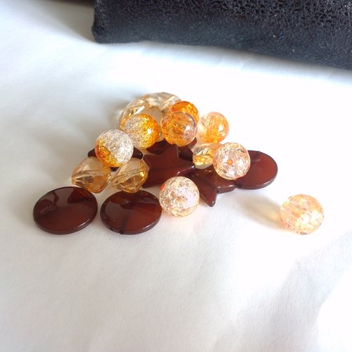 Lot de 21 perles acryliques de formes diverses couleurs ambre et marron