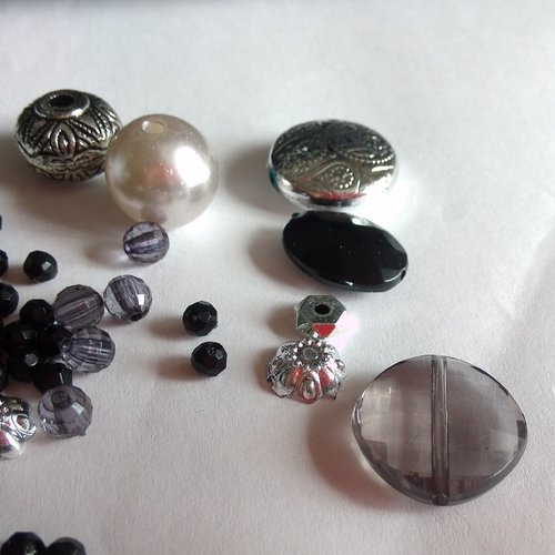Lot de perles acryliques de différentes formes blanches et noires