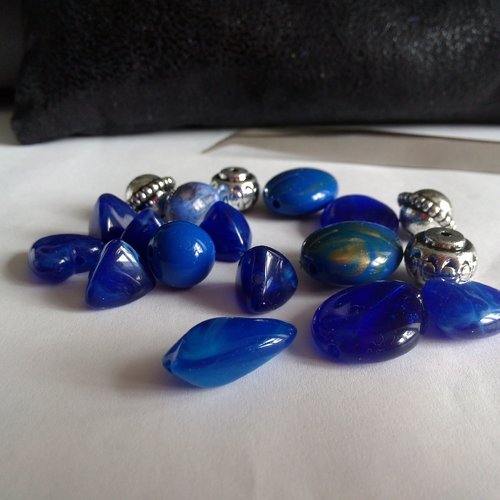 Lot de perles acryliques de formes variées bleues et argent