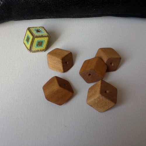 Perle en bois brun 3d parallélogramme cube aplati 32x29x13mm