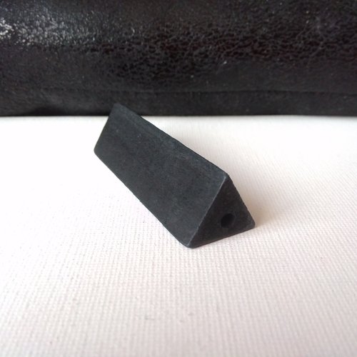 Perle en bois noir, prisme triangle 60x14x14mm