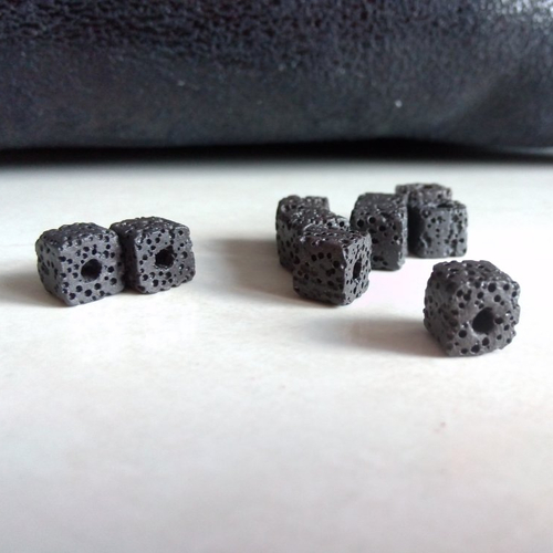 10 perles naturelles noires carrée, cubiques en lave de roche 8x8x8 mm