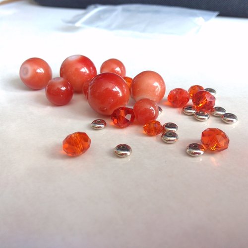 Lot de perles verre et acrylique de différentes formes (32 perles)