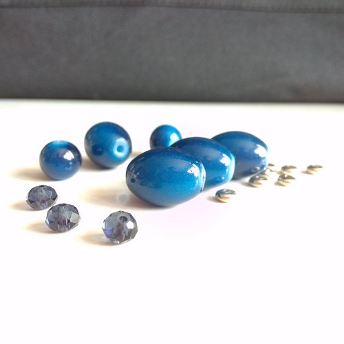Lot de perles verre et acrylique de différentes formes (24 perles)