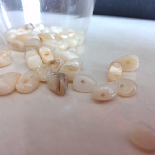 50 perles chips en nacre poli couleur ivoire 5/10 mm
