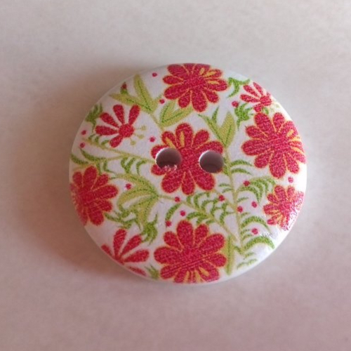 Bouton rond en bois motif fleurs rouges sur fond blanc - 30mm / 3cm - tricot, scrapbooking