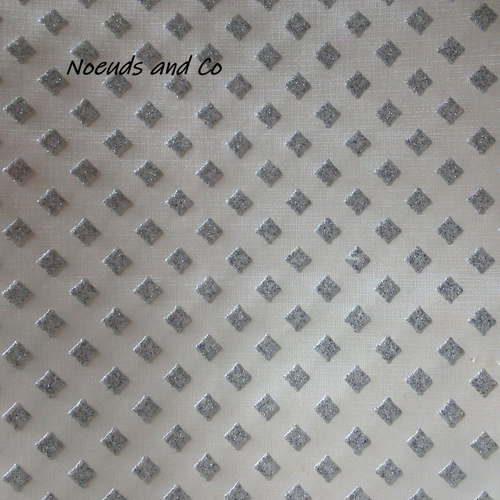 Coupon feuille simili cuir fond  beige petits carrés argentés 30x20cm