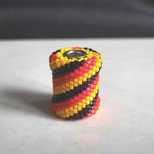 1 bobine en bois tissée de perles delicas miyuki 24x19 mm noir rouge et jaune - fait main