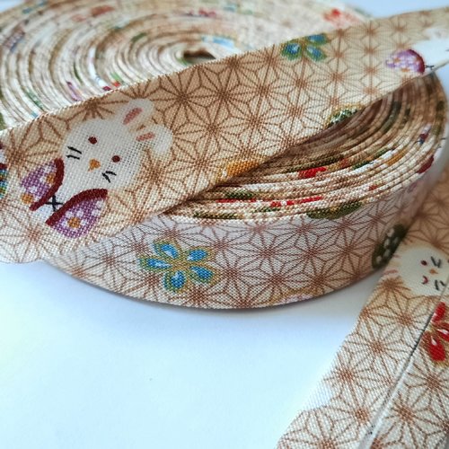 Le mètre de biais en coton, tissu japonais motif de lapins sur fond asanoha - fait main