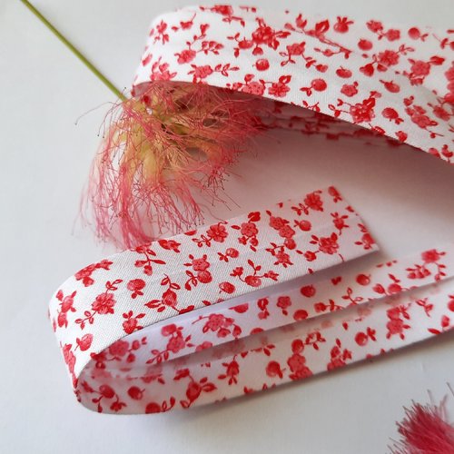 2 mètres de biais fantaisie en coton, petites fleurs rouges sur fond blanc