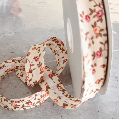 106-biais petites roses feuilles marron sur fond beige - vendu au mètre