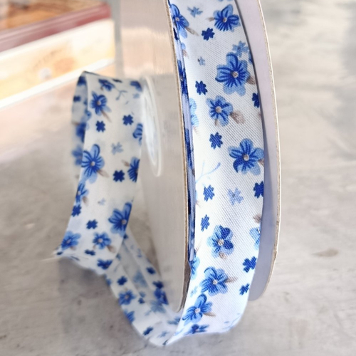107-biais petites fleurs bleues sur fond blanc - vendu au mètre