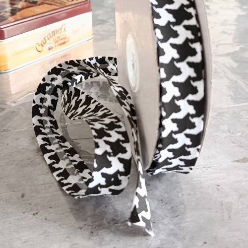 108-biais motif chevron noir et blanc - vendu au mètre