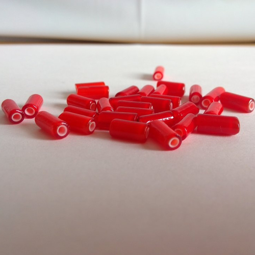 Perles cylindriques en verre rouge 9x4mm