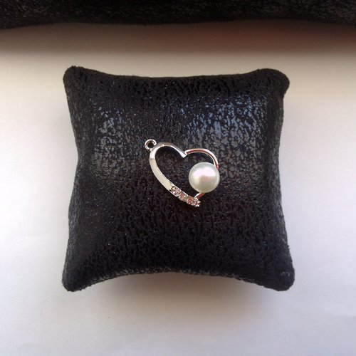 1 breloque coeur strassé en métal argenté avec 1 perle blanche en acrylique 25x18mm
