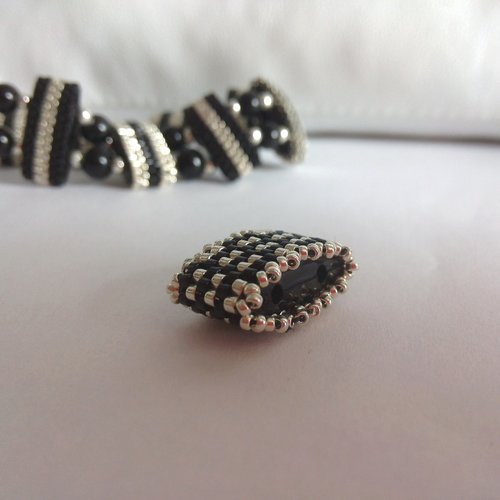 Collection noira 3/3 - perle acrylique ovale deux trous tissée de rocailles miyuki