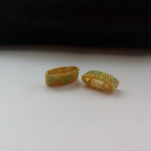 Perle acrylique ovale deux trous tissée de rocailles miyuki