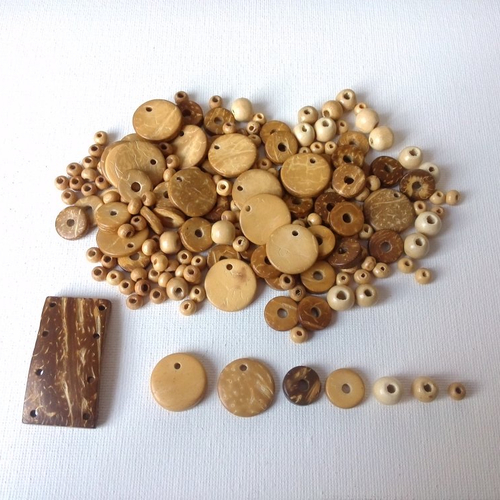 Assortiment de perles en bois de couleur miel, rondes, rondelles, sequins...