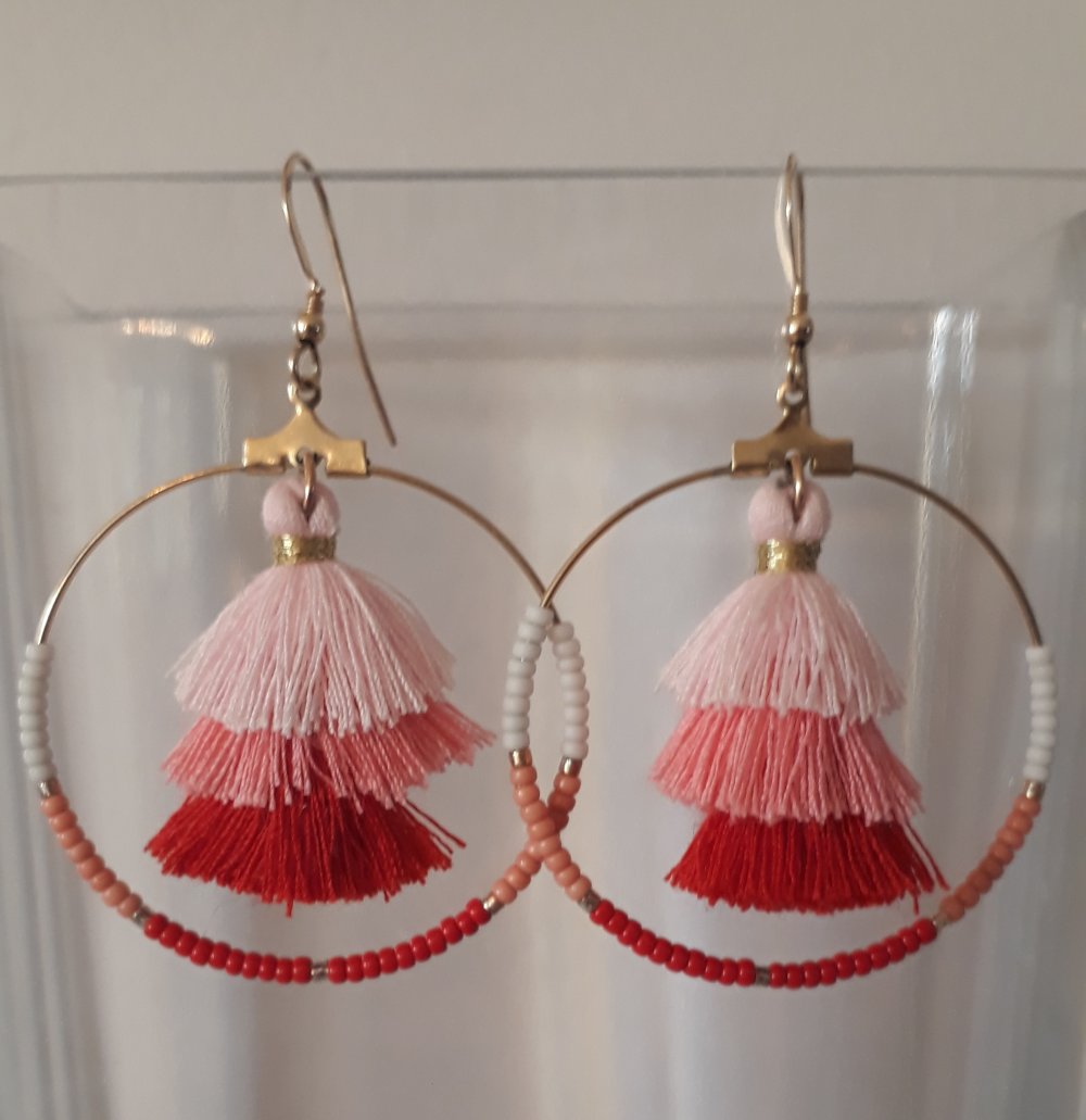 Boucles d'oreilles creoles en perles et pompons 4cm tons rouge