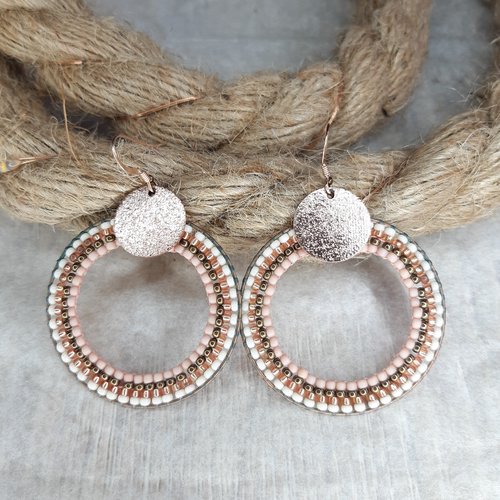 Boucles d'oreilles creoles en perles et pendentif diamanté 4cm tons rose, creme et bronze