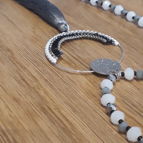Collier sautoir en perles japonaises tissées et pompon - tons blanc, noir, gris et argent 