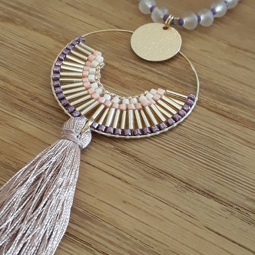 Collier sautoir en perles japonaises tissées et pompon - tons beige, violet, rose et or