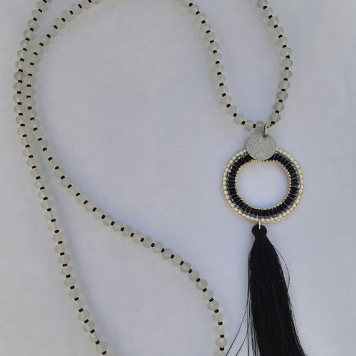 Collier sautoir en perles japonaises tissées et pompon - tons blanc, noir, gris et argent