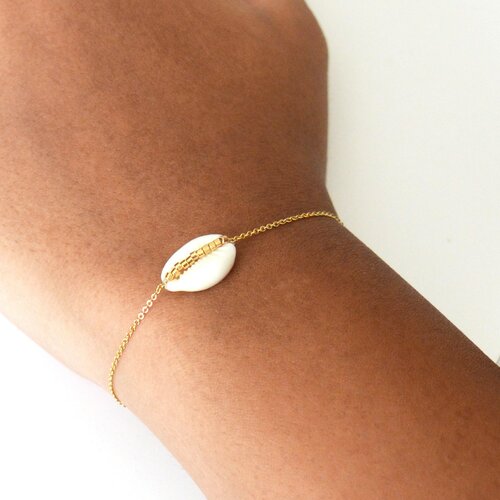 Bracelet femme minimaliste de chaîne  agrémenté de cauri ornée de perles miyuki - plaqué or