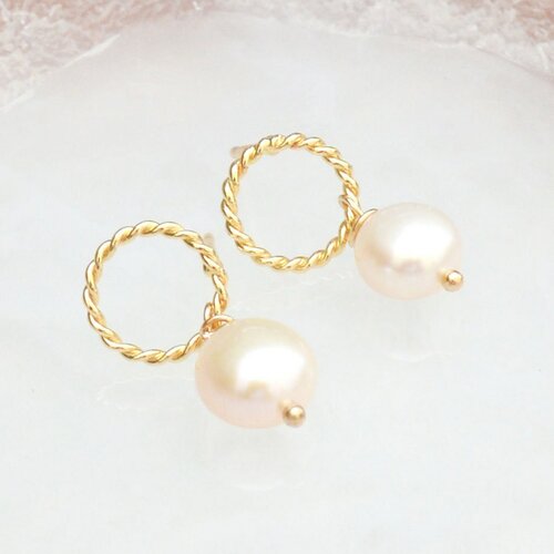Boucles d'oreilles puces anneaux agrémentées  de perles d'eau douce keshi - plaqué or