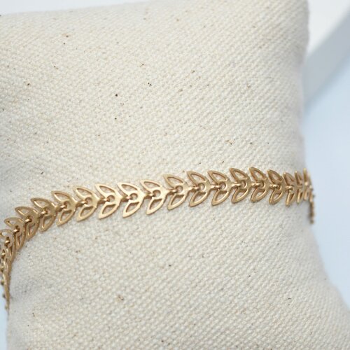 Bracelet  femme  minimaliste est ornée d'une chaine laurier- doré à l or fin .
