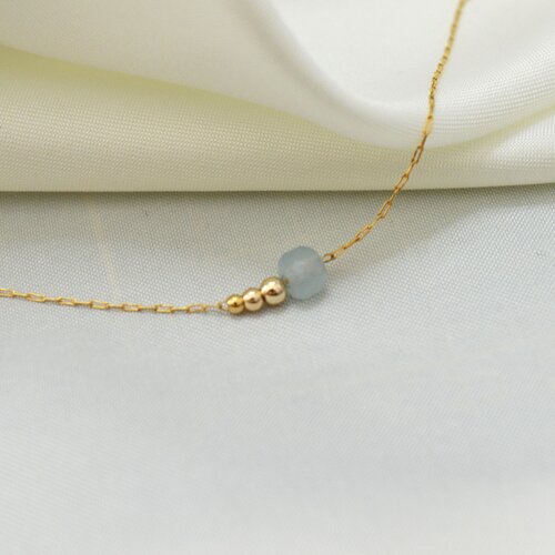 Bracelet femme minimaliste ultra fine  agrémenté de  perle d' aigue marine- doré à l 'or fin