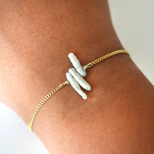 Bracelet femme de style minimaliste est fait de perles d'eau douce keshi- plaqué or