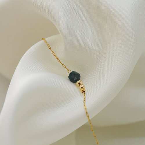 Bracelet femme minimaliste ultra fine  agrémenté de  perle d' apatite- doré à l 'or fin