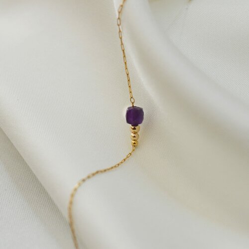 Bracelet femme minimaliste ultra fine  agrémenté de  perle d' améthyste - doré à l 'or fin