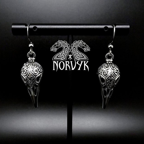 Boucles d'oreilles viking pour femme crane de corbeau légère et confortable.