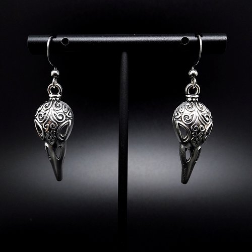 Boucles d'oreilles viking pour femme crane de corbeau légère et confortable.