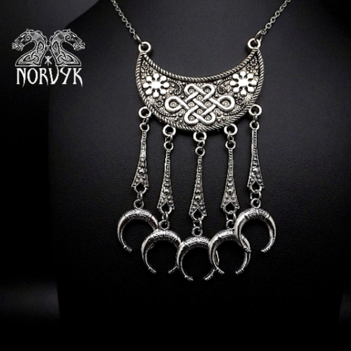 Collier viking corne et entrelacs pour femme en métal et acier.
