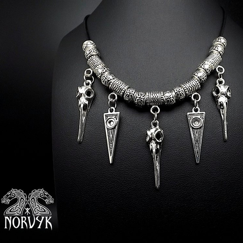 Collier viking femme avec crane de corbeaux et triangle.