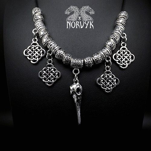 Collier viking femme avec crane de corbeaux et entrelacs.