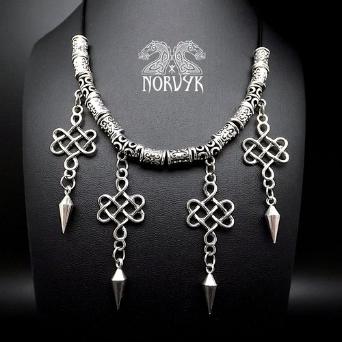 Collier viking femme avec crane de pics et entrelacs.