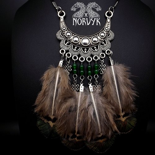 .collier viking femme avec plumes ,perles et entrelacs.