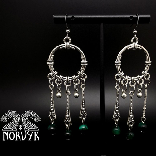 Boucles d'oreilles viking avec perles en œil de tigre vert.