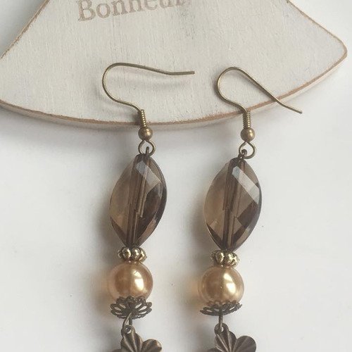 Boucles d'oreilles perles et breloque fleur bronze