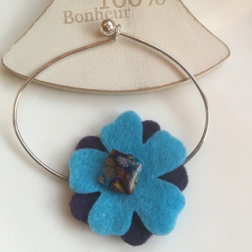 Bracelet jonc fleur feutrine violet et bleue et perle millefiori