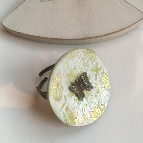 Bague bouton de nacre gravé vert et son petit papillon bronze
