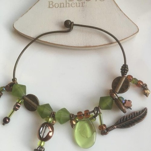 Bracelet jonc bronze et ses breloques et perles en vert et bronze