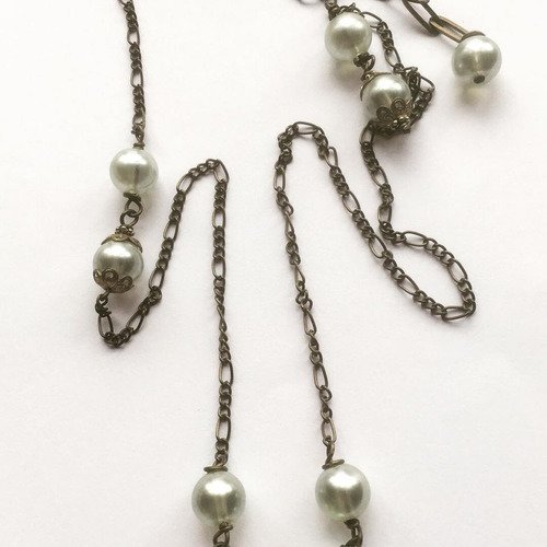 Collier sautoir chaîne bronze et perles blanches