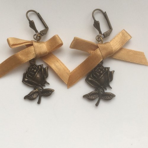 Boucles d'oreilles noeuds satin et breloques fleurs en bronze